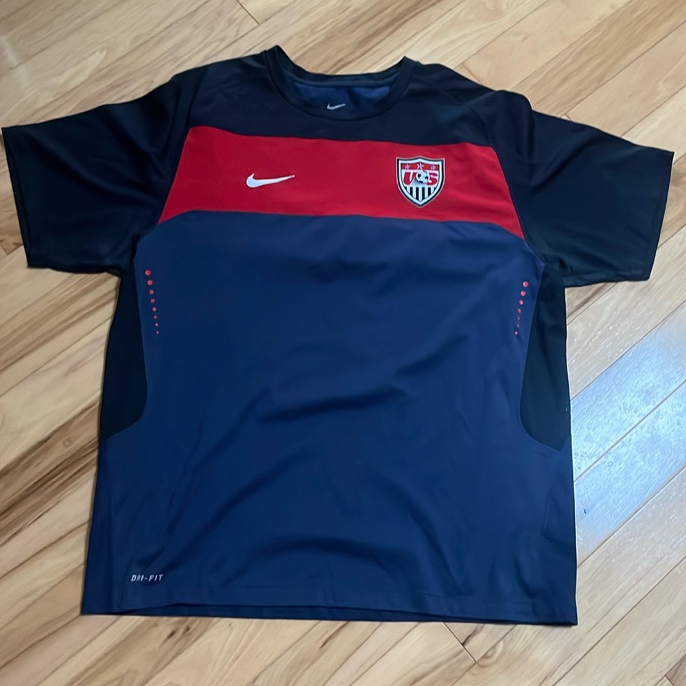 Men’s NIKE drifit tshirt XL